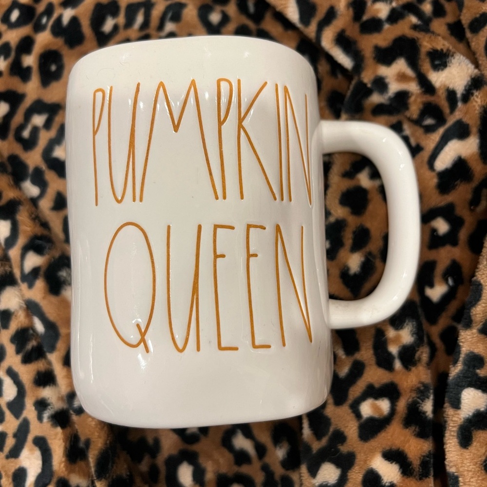 RAE DUNN PUMPKIN QUEEN MUG